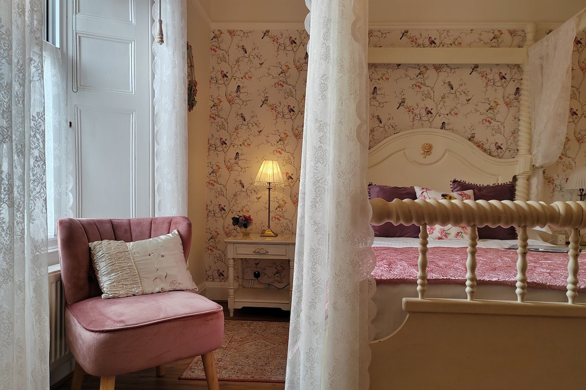 Bathroom of the four-poster room