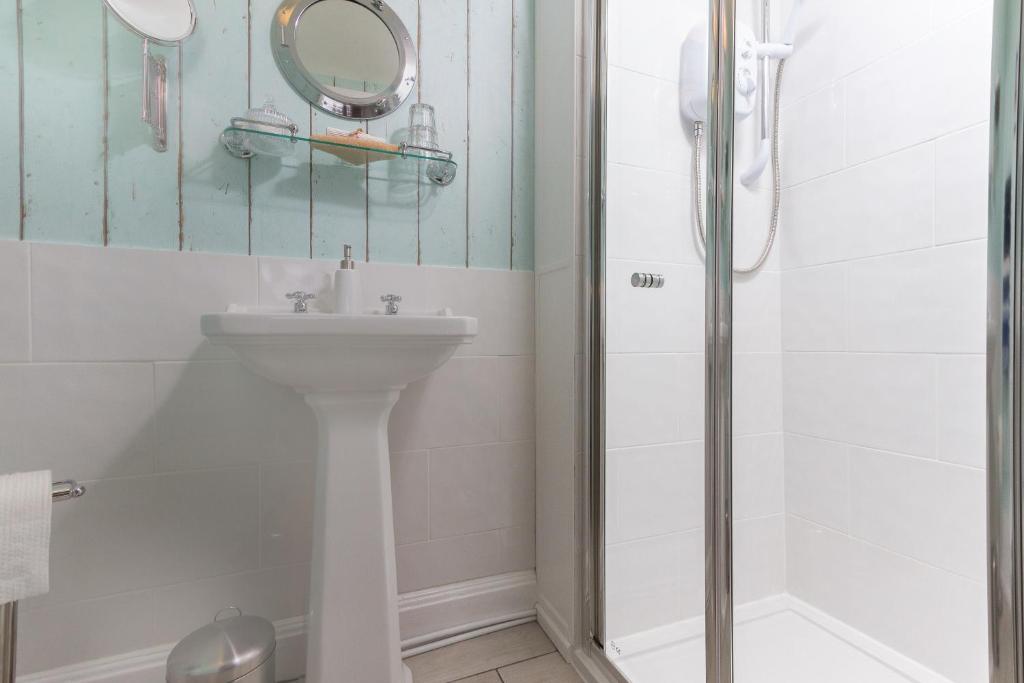 White bathroom suite