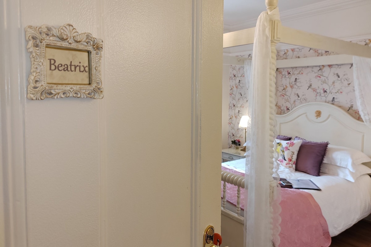 Four-poster bed in the Beatrix room